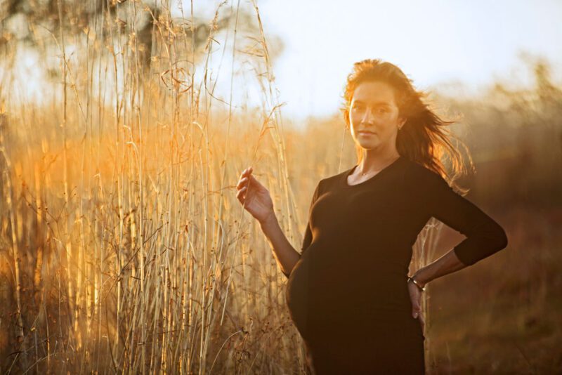 Retrato de maternidad en la hora dorada