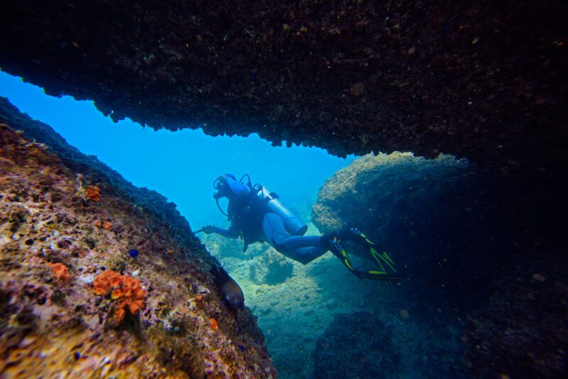 Real buoyancy control: diving through a cave | Costa Elena