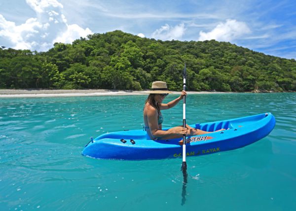 Somewhere in the pacific: turquoise water and lush forest | Costa Elena