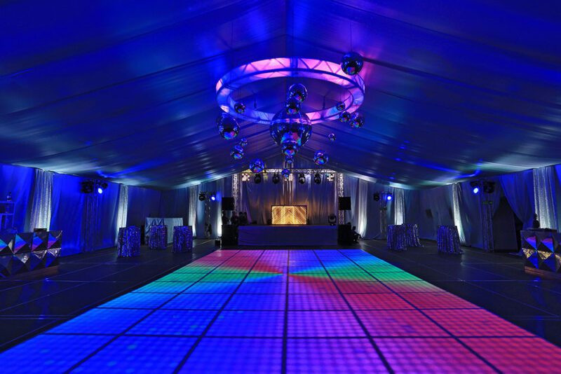 Pista de baile de LED en fiesta tematica de disco plateada