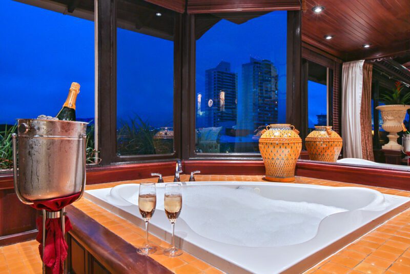 Jacuzzi con champaña, Vista de Oro Suite - Grano de Oro Hotel | Cayuga Collection