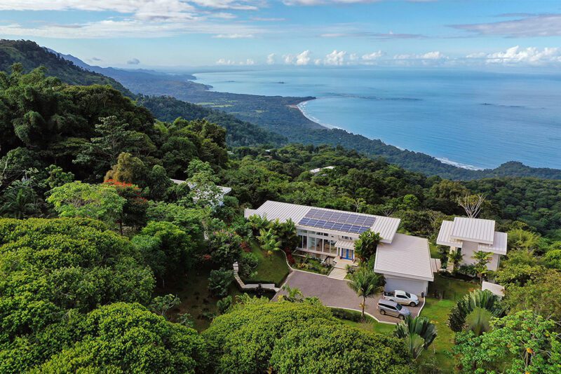 Vista aérea de la propiedad rodeada de bosque y mar - Casa de Luz | Costa Verde Estates