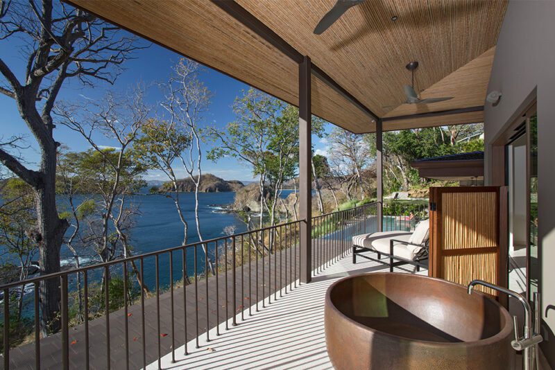 Copper bathtub in terrace - 8 Monos | Peninsula Papagayo