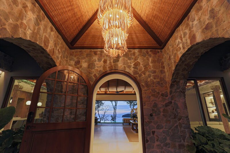 Amazing entrance with magic lamp - 8 Monos | Peninsula Papagayo