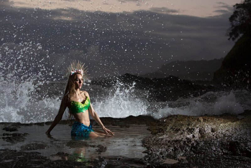 Los mitos de las sirenas son una representación de nuestra pasión y/o ansiedad hacia el océano. El misterio del abismo, su fuerza poderosa, su canto seductor pero peligroso (algunos cuentos de sirenas tienen una trama misógina de feminidad peligrosa… ) - Claire, La Sirene