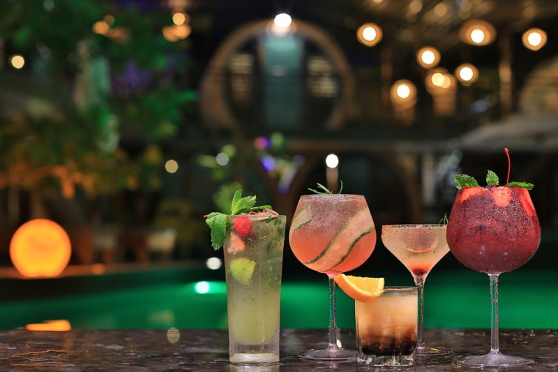 Beber cócteles junto a la piscina es la experiencia caribeña por excelencia. - Saranda Boutique Hotel